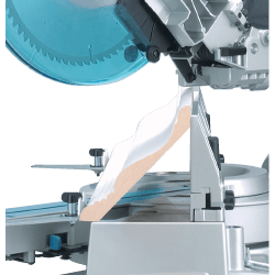 Kroonlijst zagen Een kroonlijst die diagonaal geplaatst is in een radiale afkortzaag van Makita