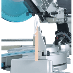 Plint zagen Een plint die verticaal geplaatst is in een radiale afkortzaag van Makita