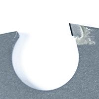 Voorbeeld van de tand. Voor op de tand zie je een dun laagje PCD. Deze laag is zwart van kleur.