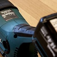 Foto van een Makita machine met accu